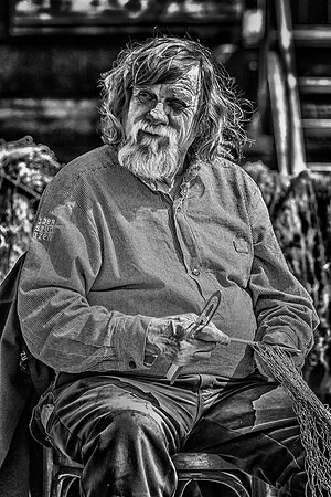 Mend ye nets b&w